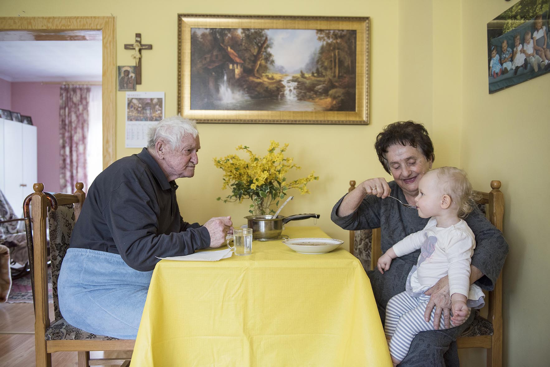 Obiady dla całej rodziny szykuje córka Pani Marysi, Felicja. W odwiedziny do dziadków przyjechała wnuczka Karolina z prawnuczką Larą.